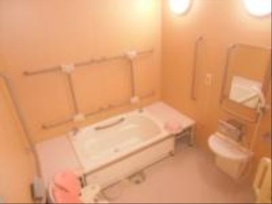 手すり付きの浴室