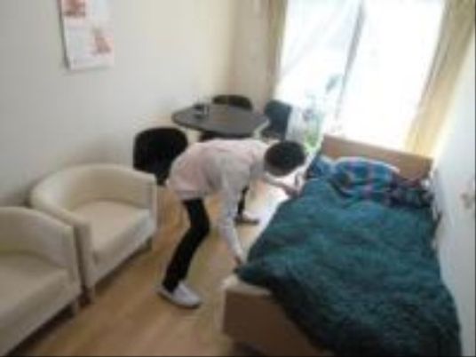 居室で布団整える様子