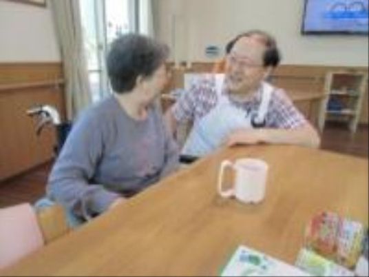 笑顔交わす二人の利用者
