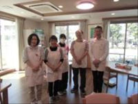 スタッフ立つ明るい食堂