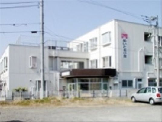 白い建物の外観
