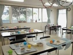 明るい食堂の一角