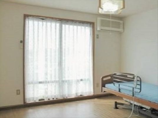 居室のエアコンとベッド