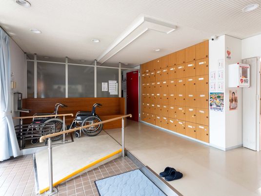車椅子置き場のある廊下