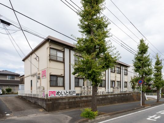 落ち着いた建物の外観