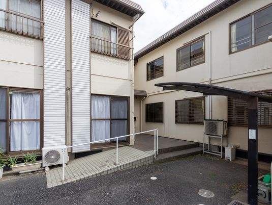 明るい建物の外観