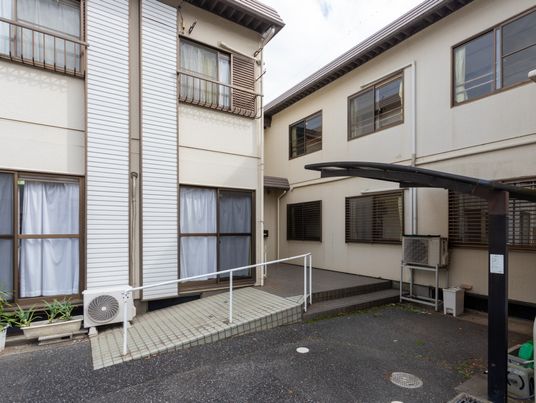 明るい建物の外観