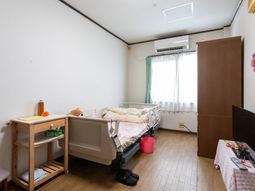 明るい光が差し込む居室