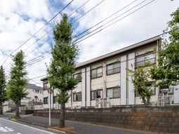 静かな外観の建物