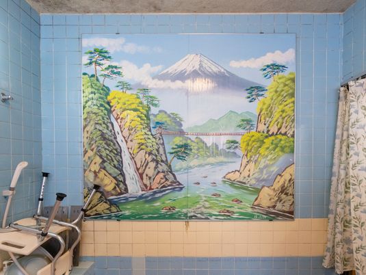 山の風景が描かれた浴室