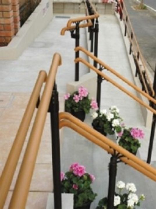 手すりと花がある廊下