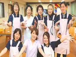 笑顔のスタッフ集合写真