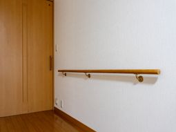 手すりがある廊下