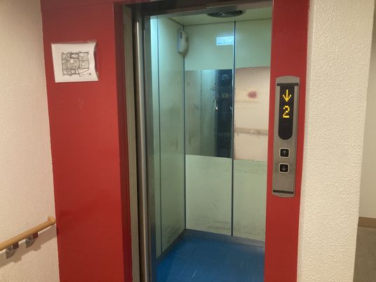 赤い扉のエレベーター