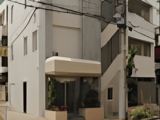 白い建物の外観