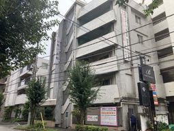 白い建物の外観