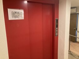 赤い扉のエレベーター