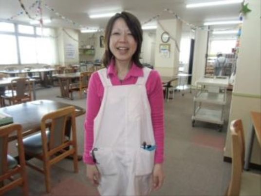 笑顔のスタッフと食堂