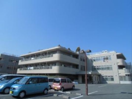 広い駐車場のある建物