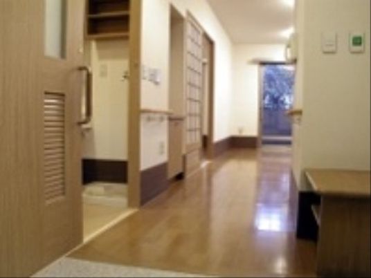 明るく広々とした廊下