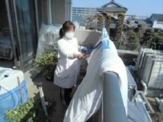白衣の女性とベランダ