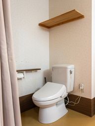 簡素で清潔なトイレ