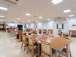 広々とした食堂の室内
