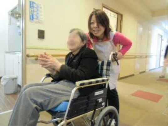 廊下での笑顔のケア