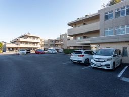 広い駐車場のある建物