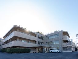 広々とした建物外観