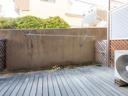 洗濯物干しのバルコニー