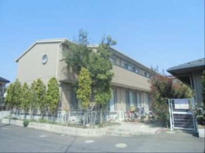 明るい外観の建物