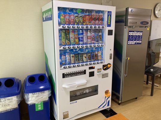 自販機と冷蔵庫のある部屋