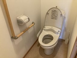 手すり付きのトイレ