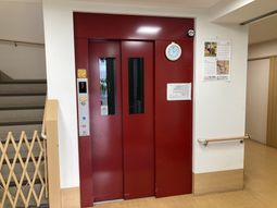 赤いエレベーター前