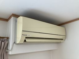 エアコンが設置された部屋