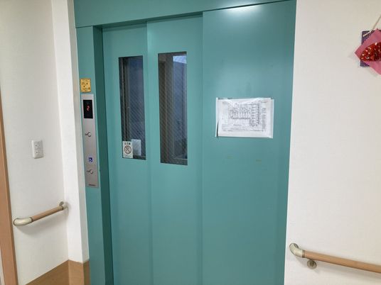 緑色のドアのエレベーター