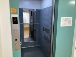 鏡があるエレベーター
