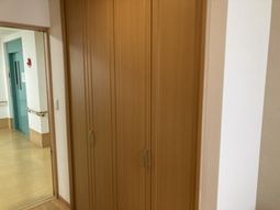 扉のある廊下