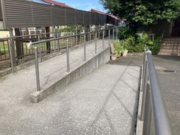 滑りやすい手すり付きの通路