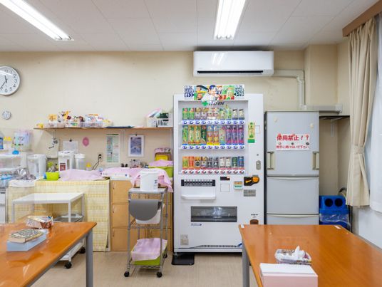 自販機とキッチン用品の部屋