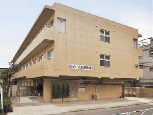 明るい外観の建物