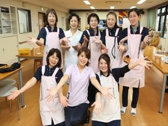 明るい表情のスタッフ集合