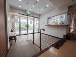 受付と出入口のエントランス