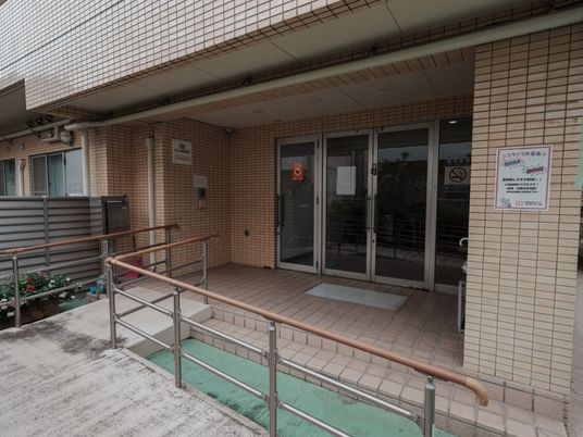 手すり付きの出入口