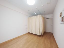 カーテンと床の部屋