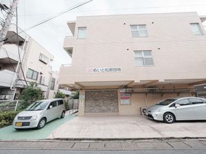 駐車スペースがある建物外観