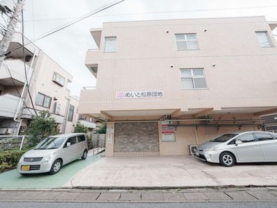駐車スペースがある建物外観