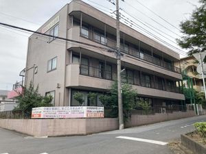 落ち着いた建物の外観