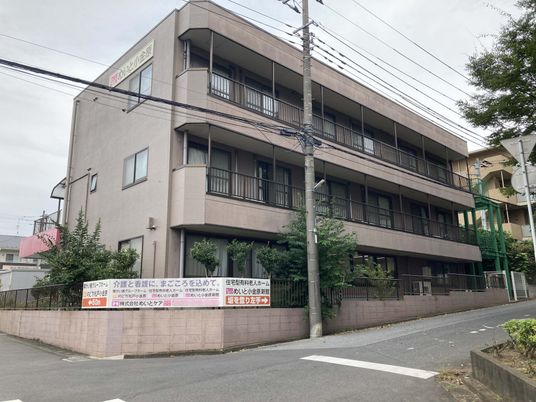 落ち着いた建物の外観